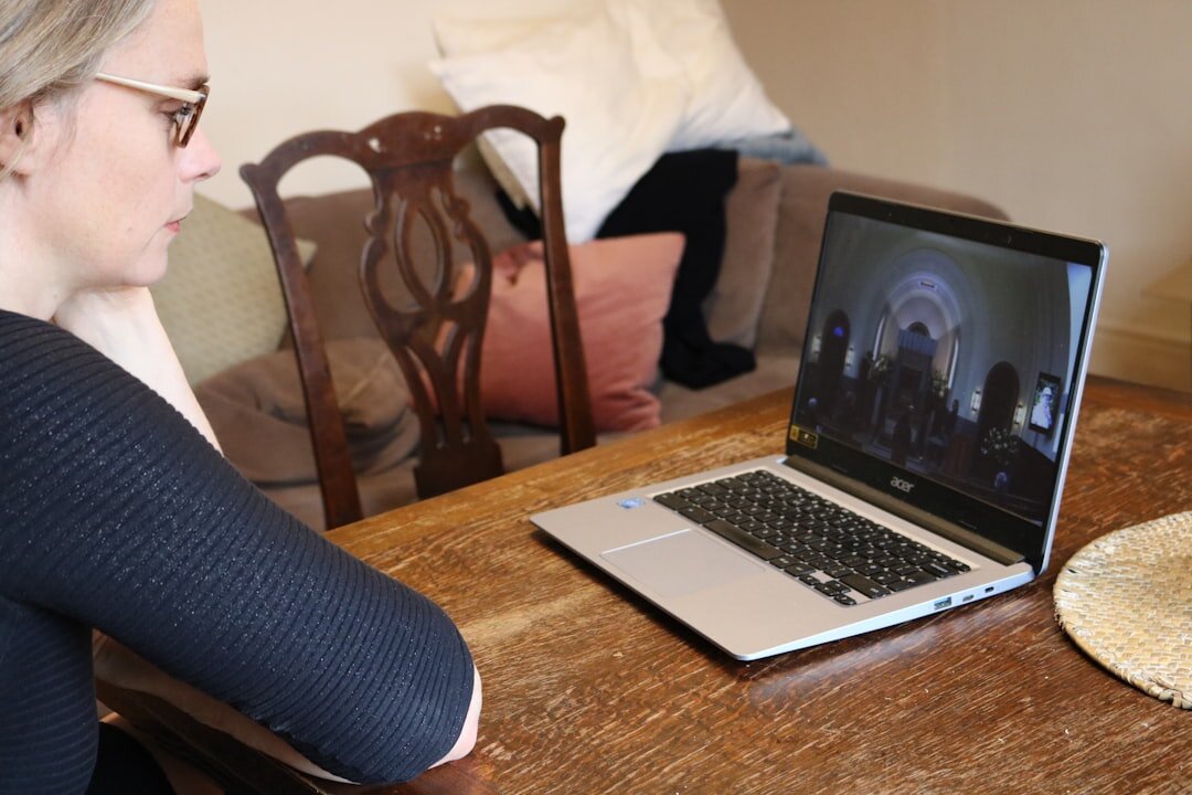 students learning history online